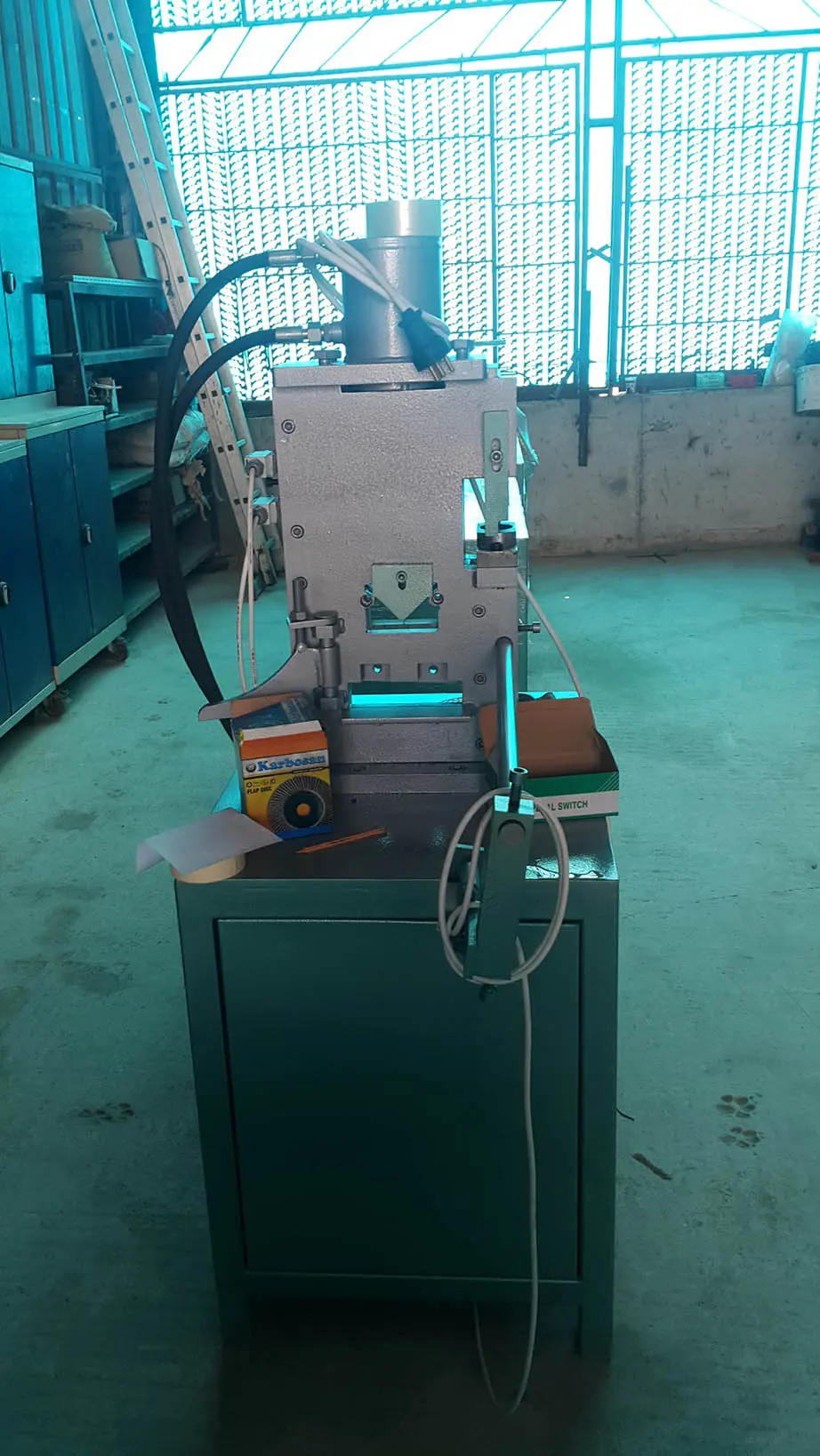 img/urunler/km80/hydraulic_iron_cutting_machine.webp
